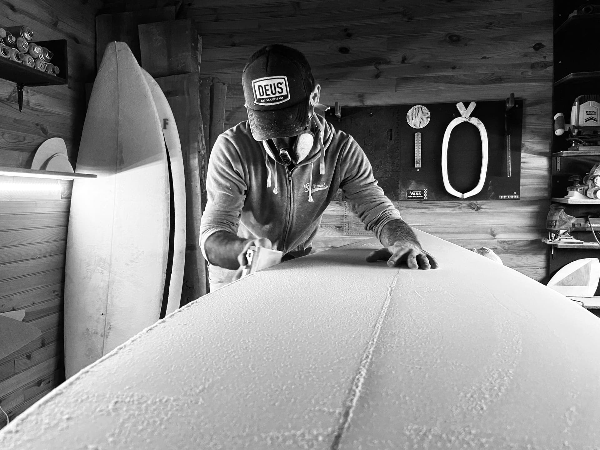 Max en train de shaper une planche à l'atelier Matchētē